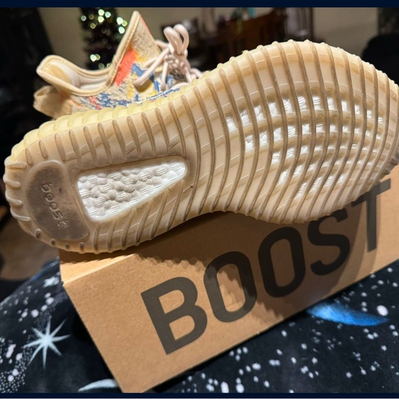 Yeezy Boost 350 V2 - Picture 3 of 4